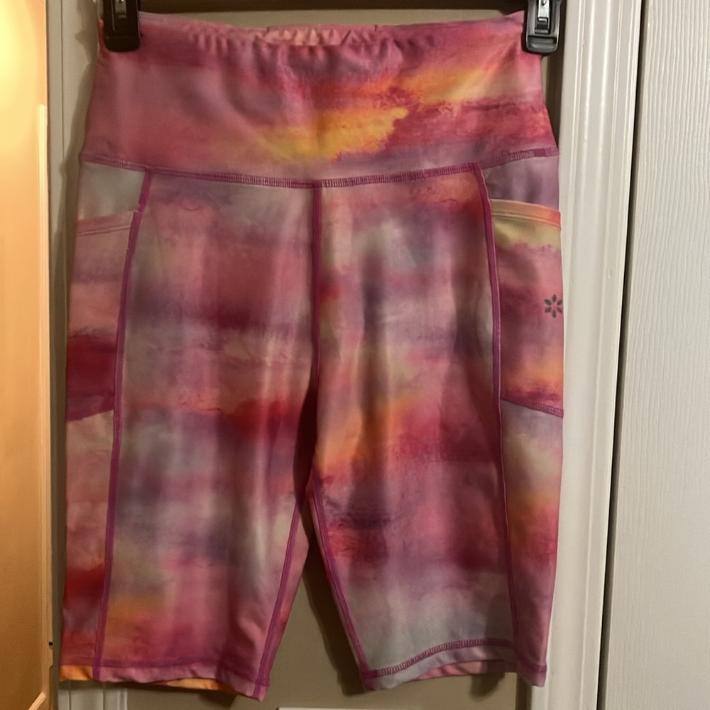 NWOT Cute Nine West workout capris in pink/orange/purple watercolors size M